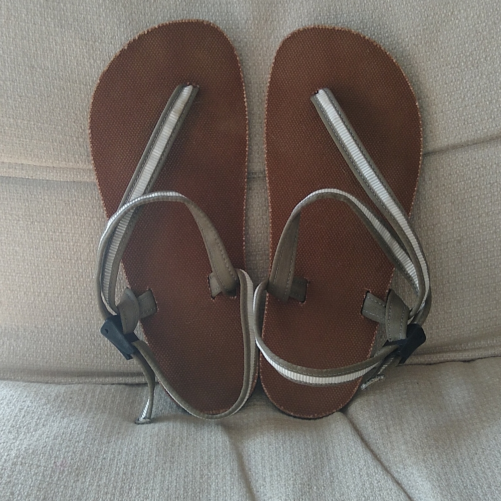 Women's 8.5 Earth Runner Sandals (Khaki)